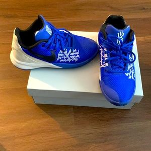 Kids - Kyrie Flytrap II Size 3.5 (Blue) lightly worn